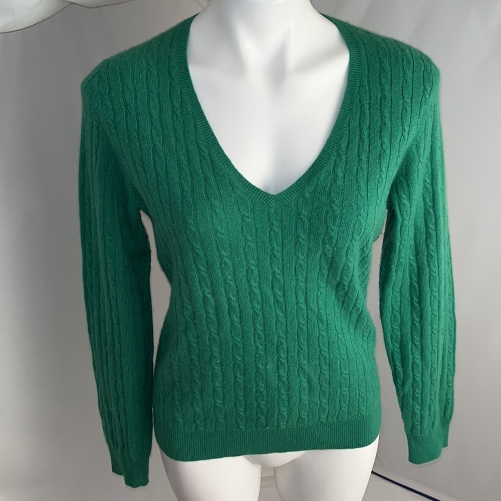 Lord and Taylor green cashmere v-neck cable knit sweater